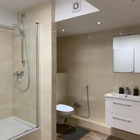 Private In Popular Neighborhood Hostel