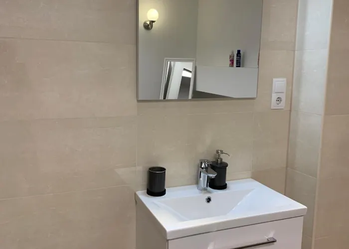 Private In Popular Neighborhood *