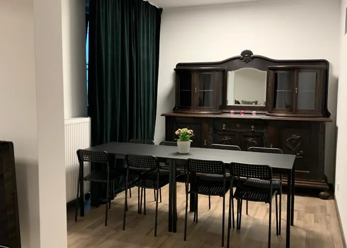 Private In Popular Neighborhood *