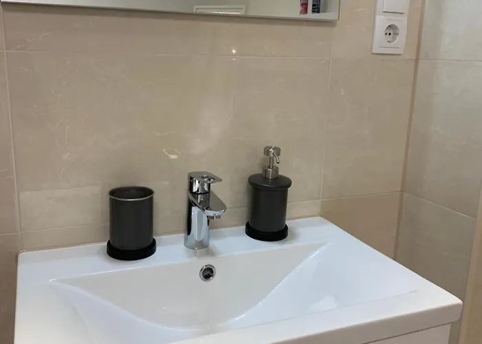 Private In Popular Neighborhood Hostel *